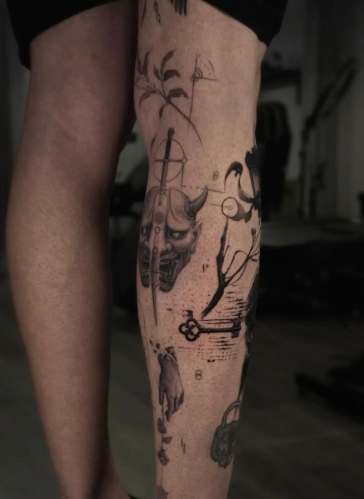 Pierna con máscara hannya, llave y candado