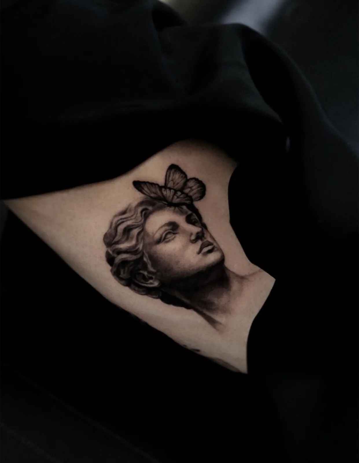 Busto femenino con mariposa, negro y gris