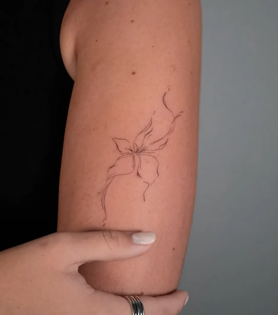 Tatuaje de estilo fine line