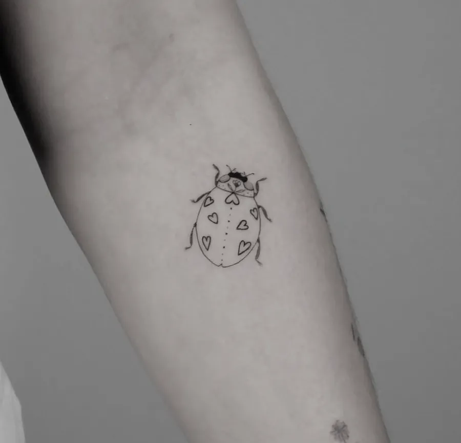 Tatuaje de estilo fine line