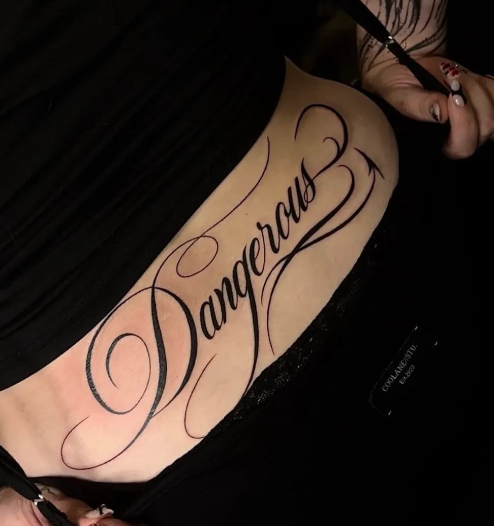 Tatuaje de estilo lettering