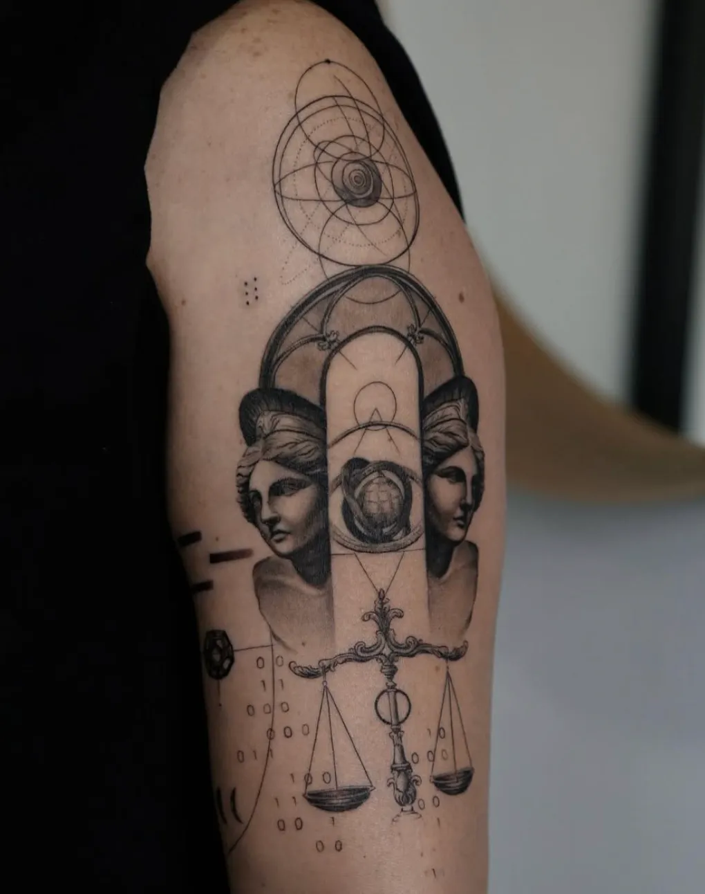 Tatuaje de estilo microrealismo compositivo