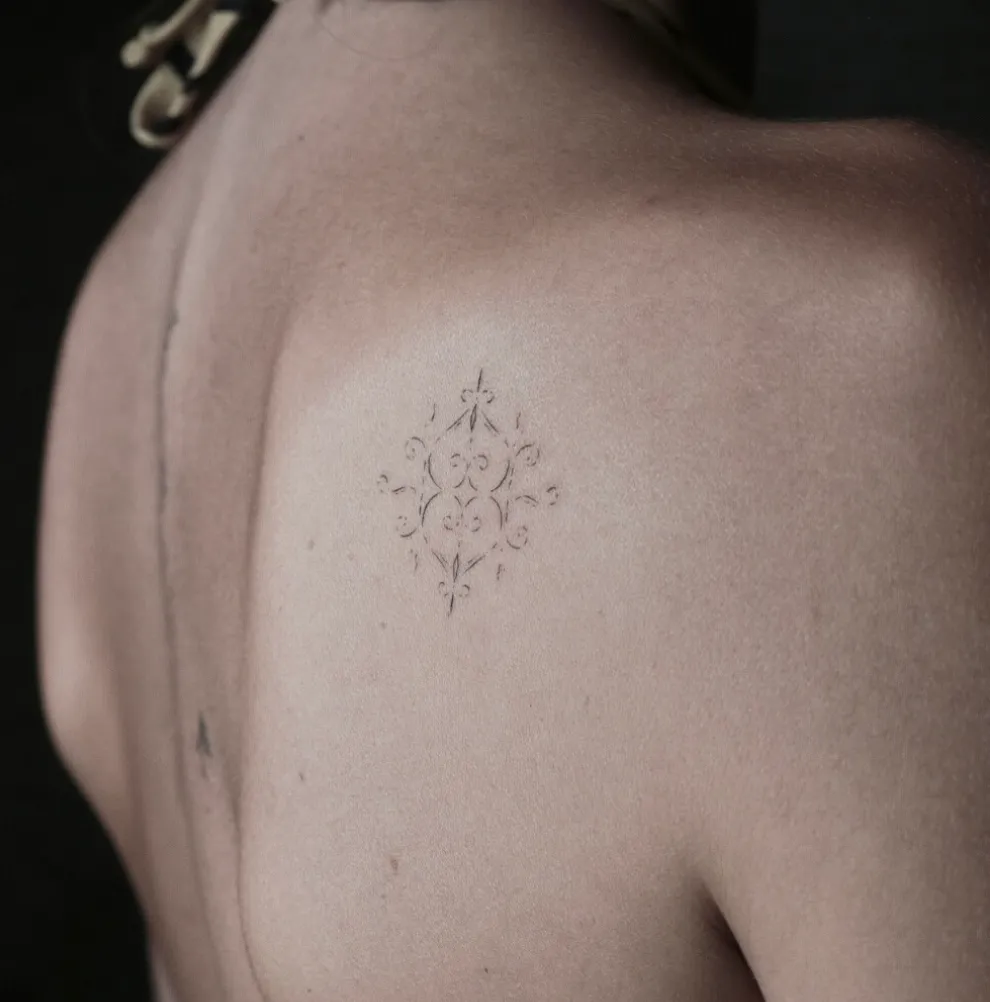 Tatuaje de estilo sigilismo